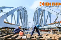 Ảnh: Hối hả chuẩn bị cho công tác lao lắp dầm cầu Ghềnh