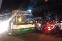 Xe buýt cán chết người, gây tắc nghẽn nhiều giờ 