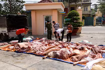 Bắt xe tải chở 1 tấn thịt heo thối vào chợ bán cho công nhân