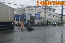 Tông vào xe container, hai thanh niên nguy kịch
