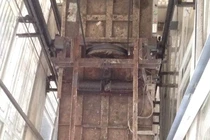 Nhân viên bảo trì bị thang máy chèn chết