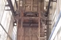 Nhân viên bảo trì bị thang máy chèn chết