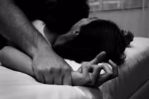 Đã nhậu chùa còn hiếp dâm con gái chủ nhà