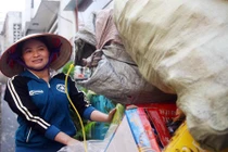 Chị Hồng “ve chai” được đổi 1 triệu Yên tiền rách