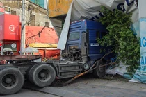 Container nổ lốp lao vào nhà dân ở trung tâm TP HCM