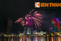 Người Sài Gòn mãn nhãn với màn pháo hoa đêm 30/4