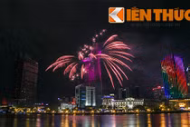 Người Sài Gòn mãn nhãn với màn pháo hoa đêm 30/4