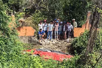 Xe sang BMW lao xuống suối, 7 người thương vong