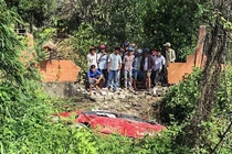 Xe sang BMW lao xuống suối, 7 người thương vong