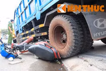 Con chết thảm, cha nguy kịch vì xe tải leo vỉa hè