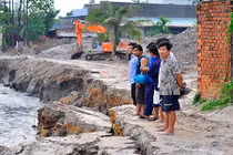 Bờ kè tiền tỷ vừa nghiệm thu đã bị nước cuốn đổ sập