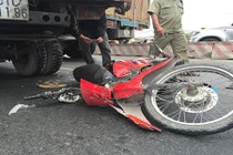 Chạy vào làn ô tô, hai thanh niên bị xe tải cán