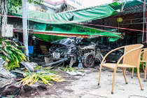 Dừng xe đi ăn sáng, một phụ nữ bị cướp ô tô