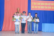 Khen thưởng 2 người đầu tiên thông báo sự cố sập cầu Ghềnh