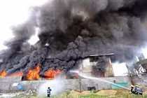 Xưởng nhuộm cháy dữ dội, hàng trăm công nhân chạy loạn