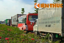 Container lật khiến 2 người nguy kịch, giao thông ùn tắc nhiều giờ