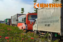 Container lật khiến 2 người nguy kịch, giao thông ùn tắc nhiều giờ
