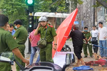 Người phụ nữ bán vé số thổ huyết, gục chết trên đường