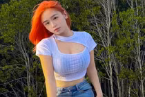 Lộ vòng 1 trong lúc lên sóng, nữ game thủ làm netizen hết hồn