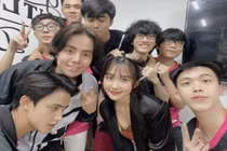 "Cô giáo" Mina Young chụp ảnh với đồng đội và cái kết