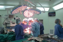 Cuộc phẫu thuật “khủng” cho cậu bé “không mặt”