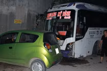 Đứng xem TNGT, 2 người bị xe tông chết