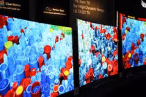 Nên mua TV “xả hàng” của 2014 hay TV mới của 2015?