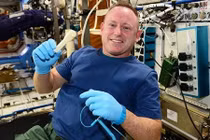 NASA gửi một chiếc cờ-lê thật lên ISS thông qua...e-mail