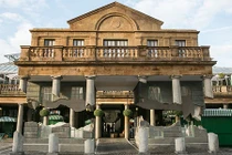 Ngắm tòa nhà bay lơ lửng trong không khí