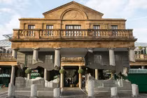 Ngắm tòa nhà bay lơ lửng trong không khí