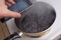 Ngớ ngẩn màn nấu iphone 6 với Coca cola