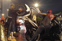 Hàng trăm ôtô, xe máy “chết đứng” sau mưa lớn tại Sài Gòn