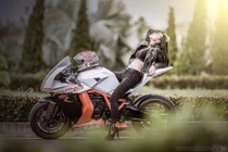 Nữ biker "đốt mắt" dân chơi bên siêu môtô KTM RC8