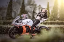 Nữ biker "đốt mắt" dân chơi bên siêu môtô KTM RC8