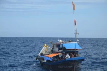 Tàu cá cùng 11 ngư dân bị khống chế bằng súng ở Trường Sa