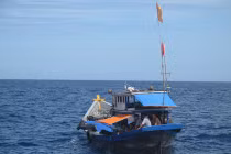 Tàu cá cùng 11 ngư dân bị khống chế bằng súng ở Trường Sa