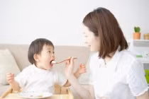 Cách cho con ăn không bị nôn trớ