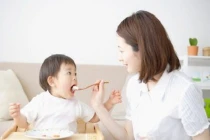 Cách cho con ăn không bị nôn trớ