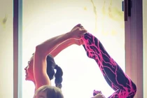 Ảnh mẹ và con gái cùng tập yoga cực ăn ý