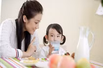 Kinh nghiệm chữa táo bón cho trẻ nhỏ ngày nắng nóng