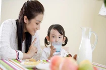 Kinh nghiệm chữa táo bón cho trẻ nhỏ ngày nắng nóng