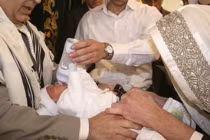 Những tập tục sinh đẻ kỳ quái trên thế giới