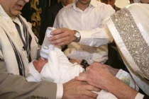 Những tập tục sinh đẻ kỳ quái trên thế giới