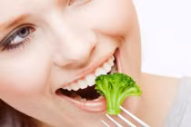 Chuyên gia tiết lộ cách làm trắng răng bằng thực phẩm