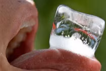 Mổ xẻ xu hướng ăn đá lạnh giảm cân