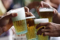 Cảnh tượng người Việt bia rượu tẹt ga... “tám” trên báo Tây