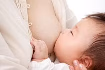 Lưu ý khi cho con bú để trẻ không bị sặc sữa