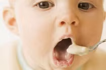 Lỗi sai nghiêm trọng khi cho con ăn sữa chua