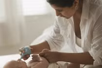 7 lưu ý quan trọng khi rửa mũi cho bé