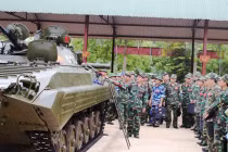 Cán bộ TTG Việt Nam học tập về xe thiết giáp BMP-2